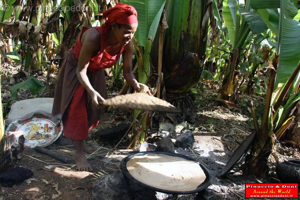 Ethiopia - Preparazione del kotcho pane tradizionale - 03.jpg